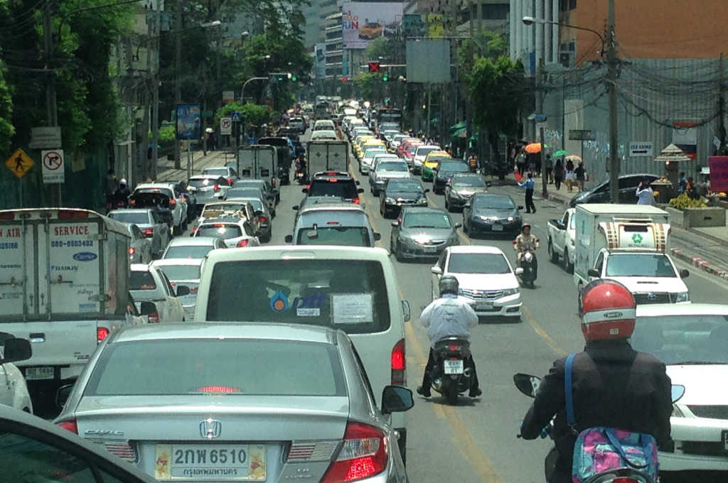 渋滞中のバンコクの道路