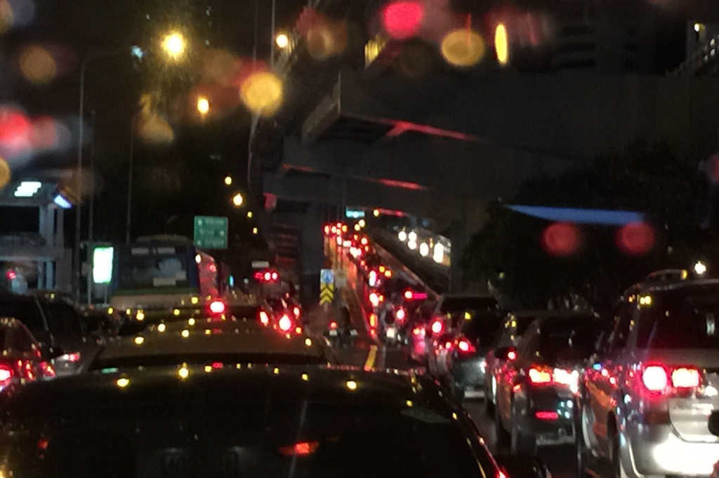 夜遅くまで続くバンコクの渋滞