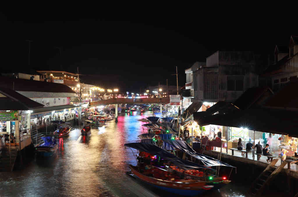 タイ。アムパワー水上マーケットの夜景