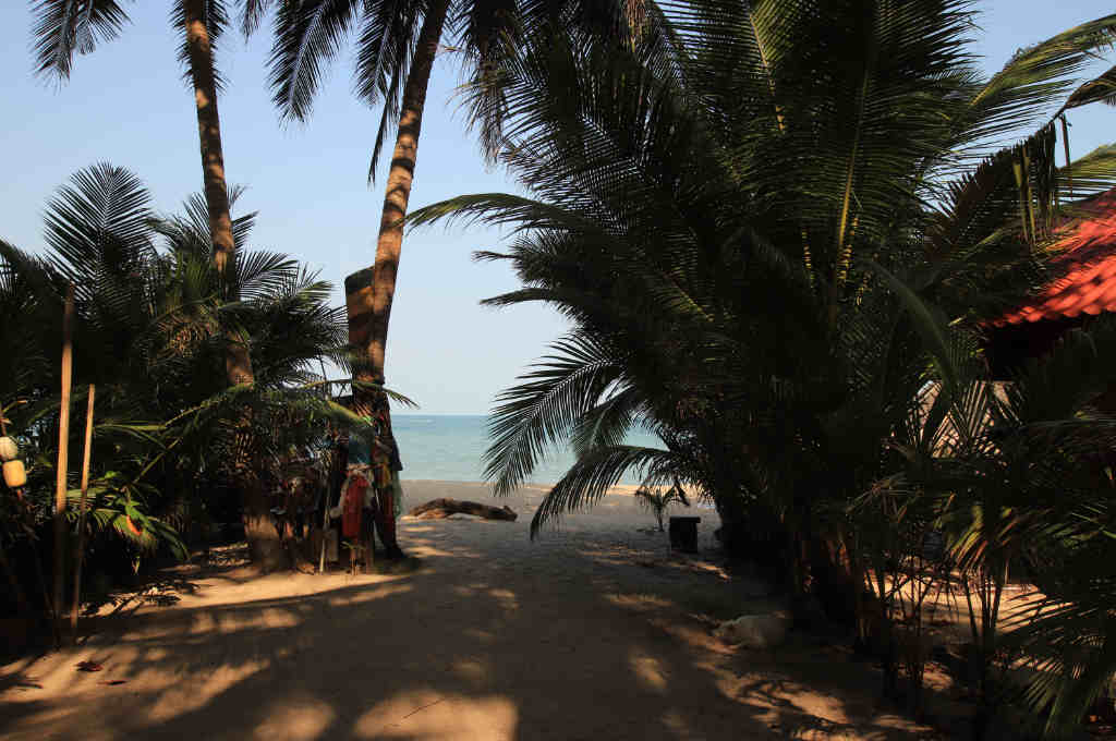 タイパンガン島にあるThan Sadet Beach