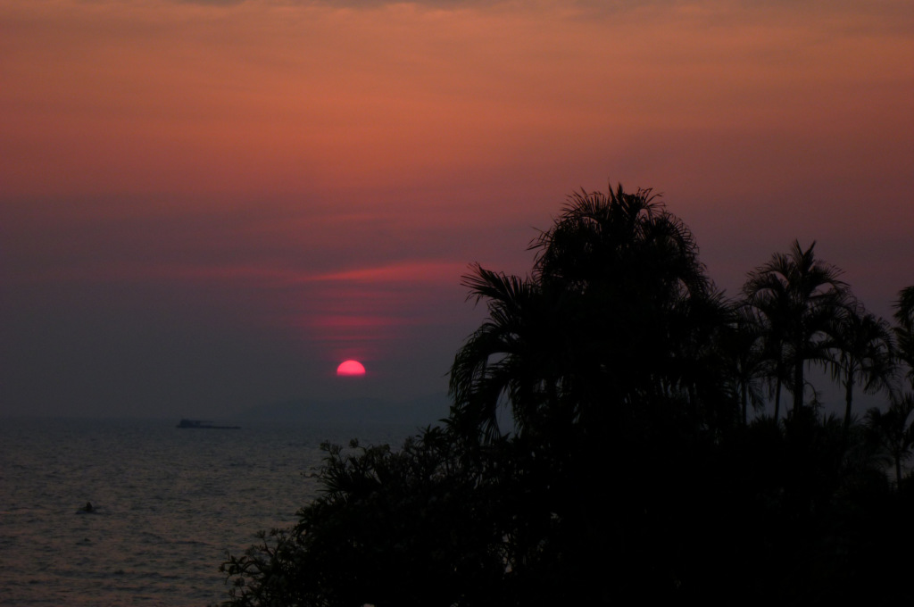 パタヤの海に沈む夕日