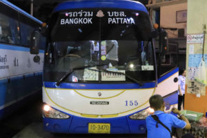 バンコクからパタヤ行きの公共バス