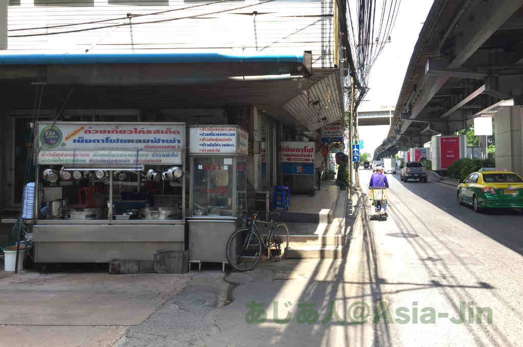 バンコクの老舗タイラーメン食堂「Yentafo（イェンタフォー）」
