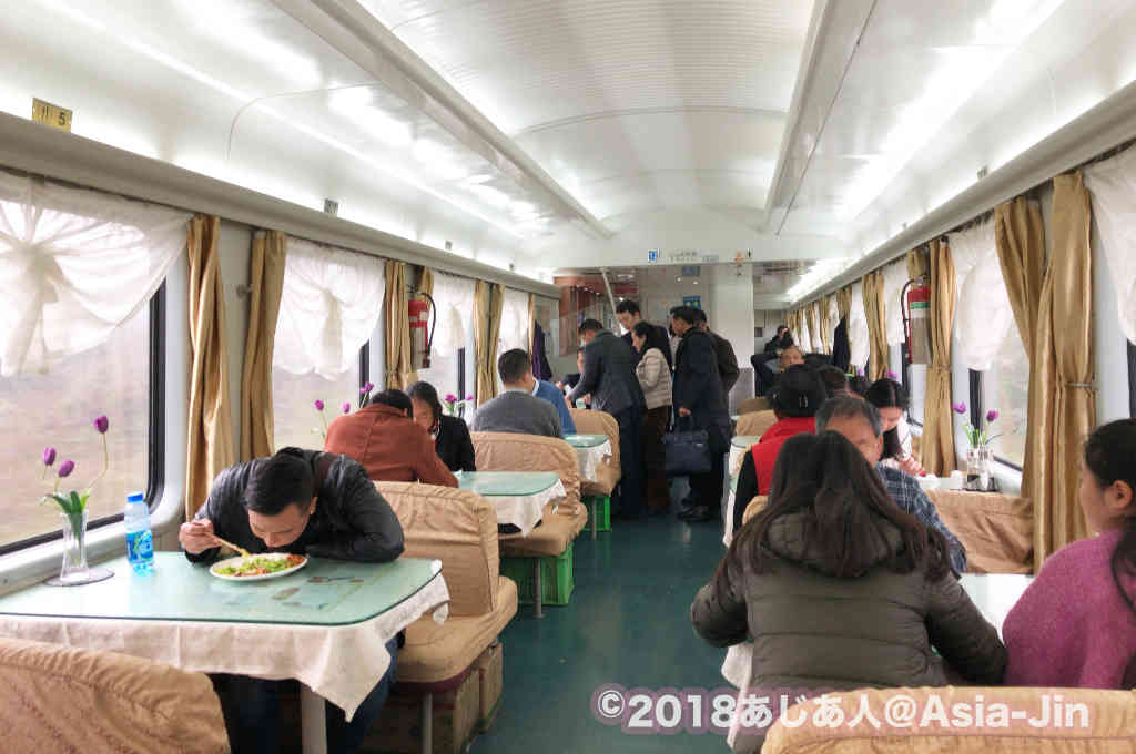 中国長距離列車の食堂車