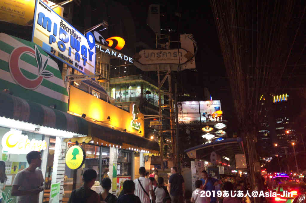バンコクの夜市「タラートロットファイ（鉄道市場）」