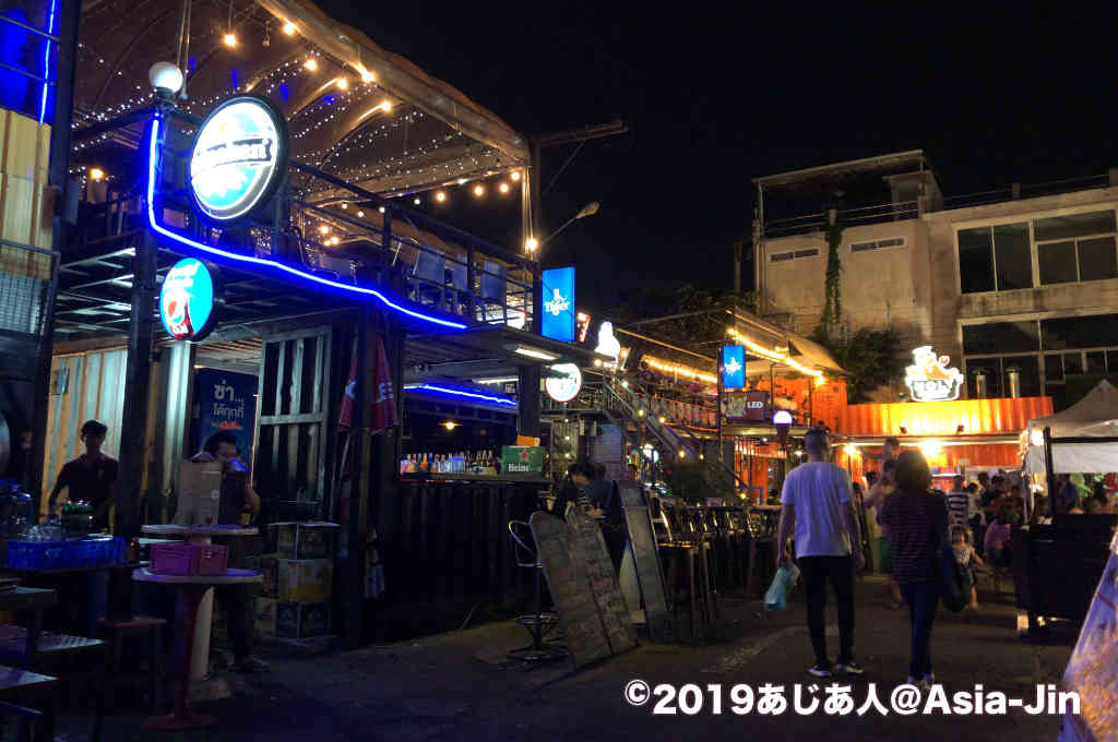 バンコクの夜市「タラートロットファイ（鉄道市場）」