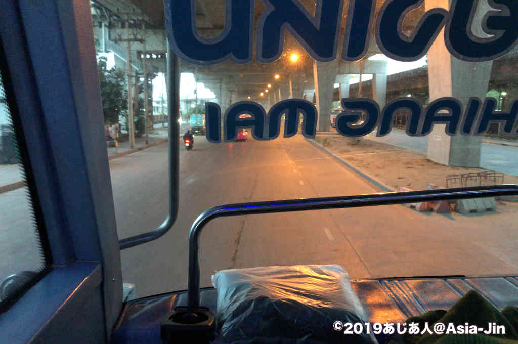 バンコク発チェンマイ行きのバス